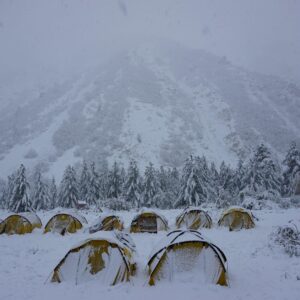 indiahikes camps during snowfall in chirbasa