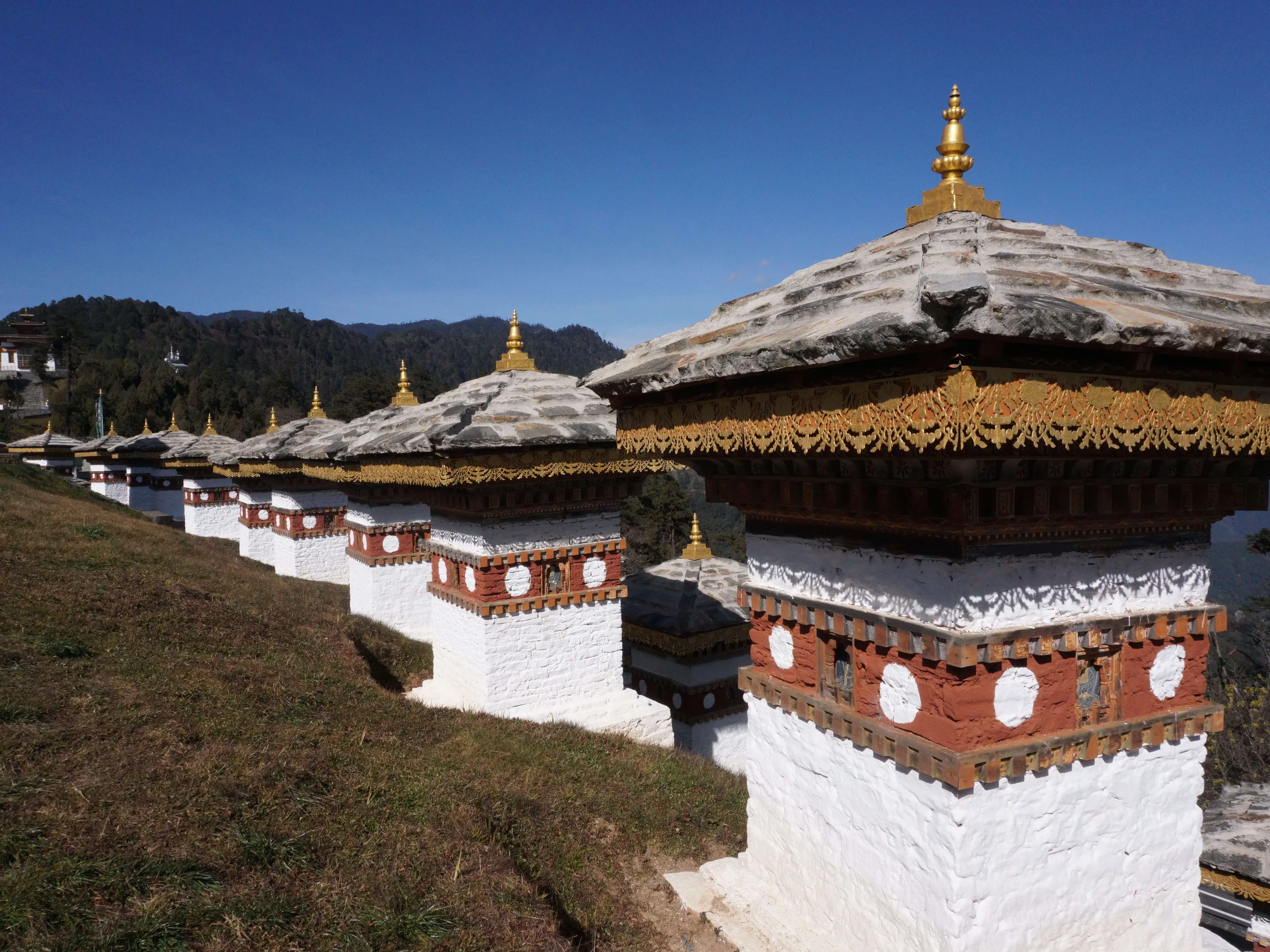 Stupas at Do Chu La Pass